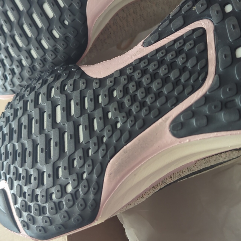 Nike ZOOMX Invincible Run FK, 9.5 Women's - Picture 3 of 9